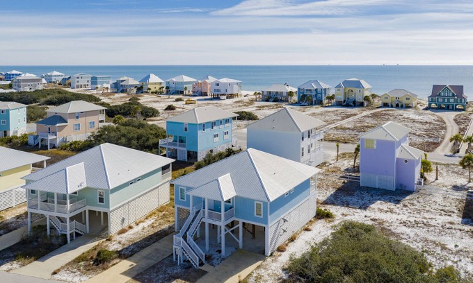Morgantown Casa | 16 Sandals – Community Pools | Beach Boardwalk