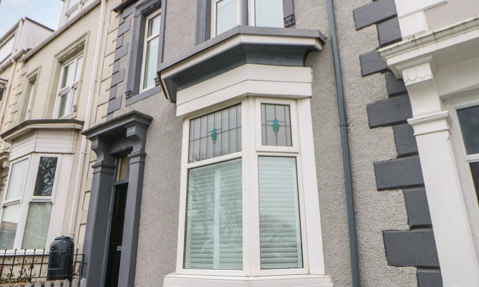 South Shields Cabaña | 16 SEAFIELD TERRACE, pet friendly, with hot tub in South Shields