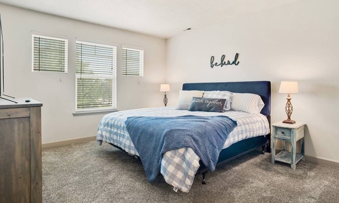 West Valley Casa | *1600ft²*Backyard*King*Parking*600Mbps*Smart TV