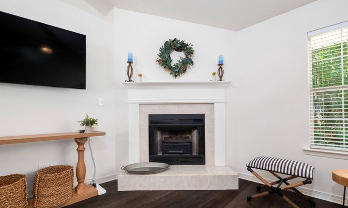 Spanish Fort Casa | +1600sf Quiet with Parking Stocked Kitchen Workspace