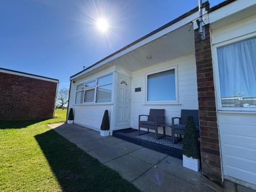 Great Yarmouth Apartamento | 169 Sunbeach, Scratby - Two bed Chalet, sleeps 5, pet friendly, FREE pool and entertainment passes plus WiFi and linen and towels included
