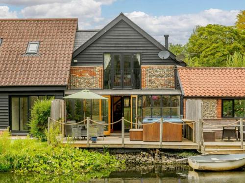 Diss Casa | 16th Century Cartlodge with private hot tub