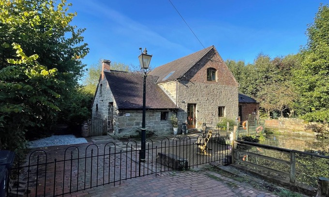 Hulland Ward Casa | 16th Century Water Mill, Sleeps 20, perfect for a family or friends get together