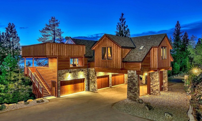 South Lake Tahoe Casa | 17 habitaciones / 18 baños, 17,000 pies cuadrados Epic Mega Mansion w / Piscina cubierta, Ski in Ski out