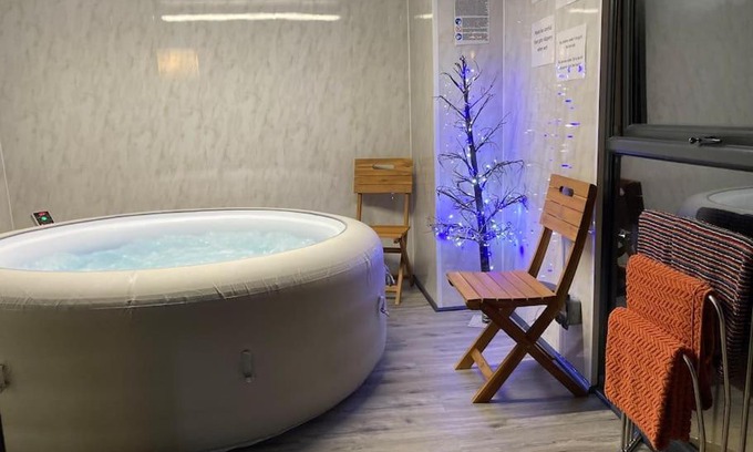 Prestatyn Casa | 17 Cheerful 2 bed bungalow, hot tub/gym/pool table
