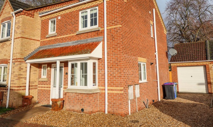 Frampton Casa | 17 KINGS COURT, pet friendly, character holiday cottage in Kirton