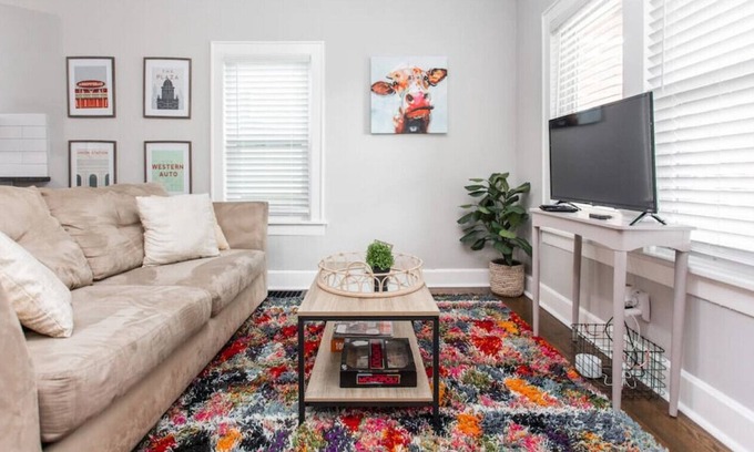Riverview Casa | 17 S Tremont St · Cozy Strawberry Hill Retreat