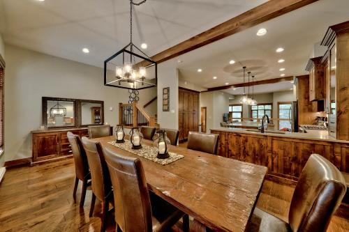 Sun Peaks Casa | 17 Village Walk Sun Peaks BC