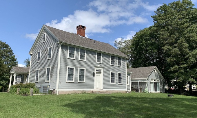 Stonington Otro | Amplia casa histórica de 1700 en 3 acres privados en el área de Mystic CT