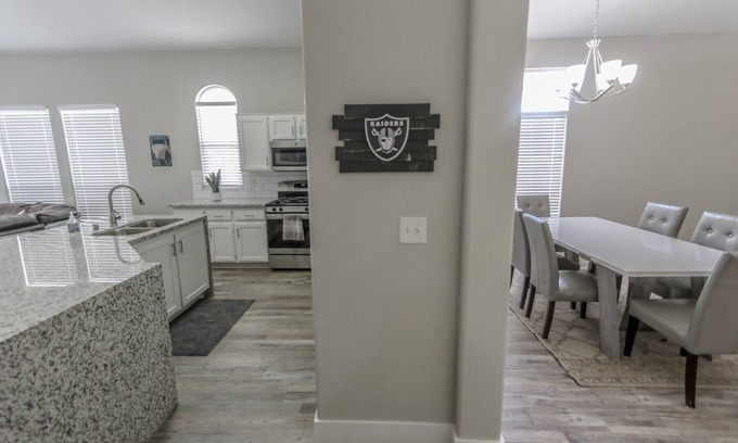 Silverado Ranch Casa | 1737 sqft single-story with vaulted ceilings - Great location