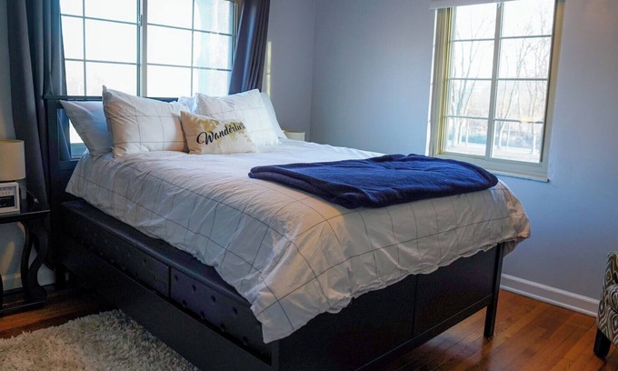 Franklin Park Apartamento | 1750. Cozy 2BR Condo with Wi-Fi. Quick Drive to Airport and Park Views