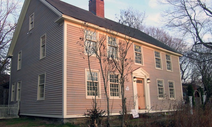 Guilford Otro | 1780 Historical House on the Shoreline Close to Beaches
