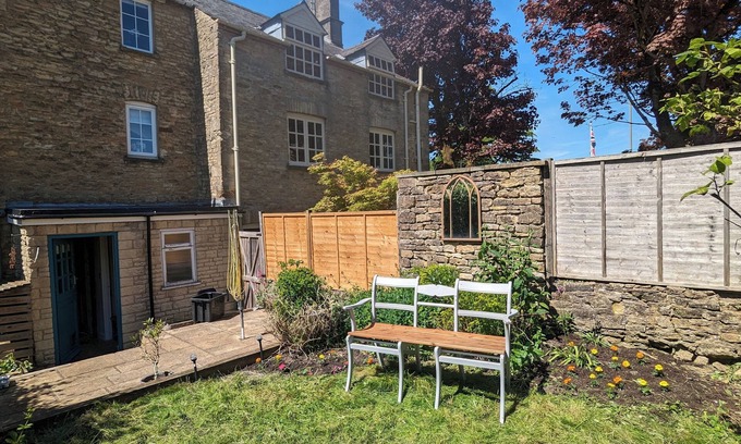 Chipping Norton Cabaña | 17th Century Borough Cottage -heart of Chipping Norton. Family and pet friendly!