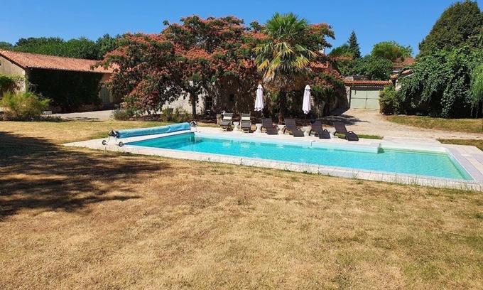 Savigne Casa | Casa rural del siglo XVII con uso exclusivo de una gran piscina privada y jardín.