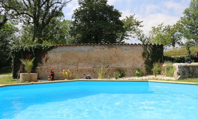 Montboyer Cabaña | 17th Century Pretty Cottage with pool