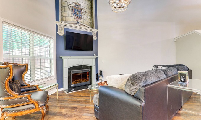 Rex Casa | 18 Mi to Atlanta: Family Retreat w/ Patio