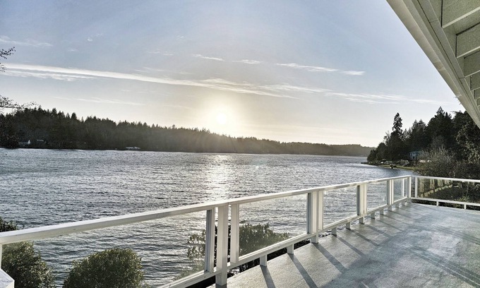 Agate Casa | 180' private beach and spacious entertainment oasis on Hammersley Inlet for 8!