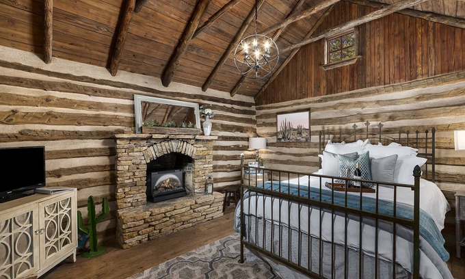 Fredericksburg Cabina | 1800's Cactus Cabin/Hot Tub/Romantic/Close to Downtown! 🍷