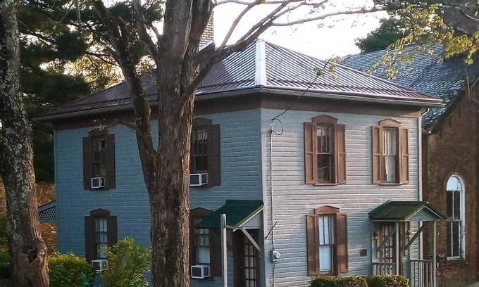 Tippecanoe Casa | 1800's Patriot House Tappan Lake Deersville wifi, private yard Trailer Parking