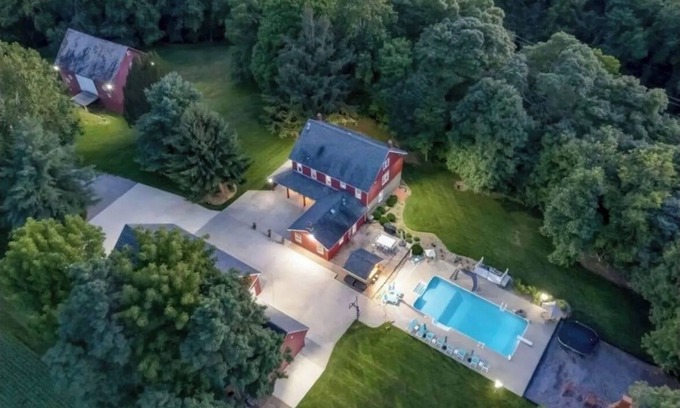 Heath Otro | 1800's Totally restored Estate w/ 5 bedrooms, pool, hot tub, and pickle ball!