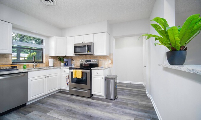 Cedar Hills Casa | 1800 sq/ft spacey 4/2.5