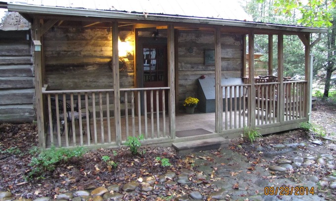 Hendersonville Cabina | Log Cabin de la década de 1800 con las comodidades modernas convenientemente ubicados