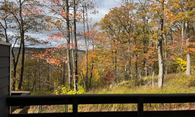Hidden Valley Apartamento | ☀️ Summer Escape w/ Scenic Views, Pool Access & Pet-Friendly Comfort 🏞️🐾🏊‍♀️
