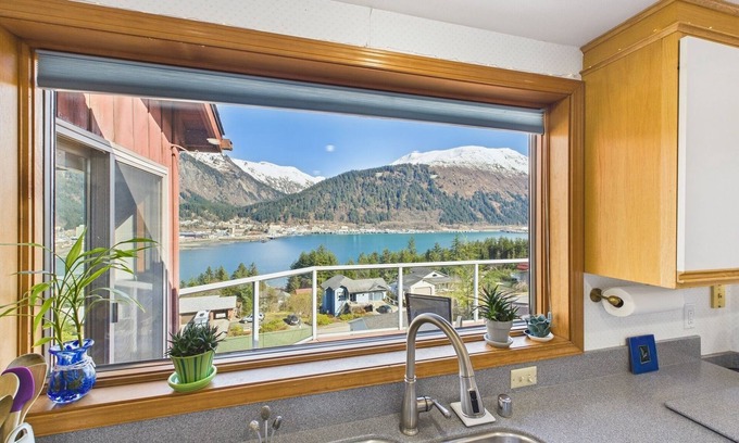 West Juneau Apartamento | 180° Views | 1BR w/ Deck, Mountains & Cruise Ships