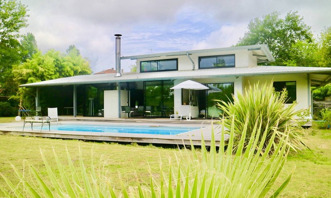 Saubion Casa | Villa de arquitecto de estilo californiano de 180 m2, piscina climatizada y terrazas