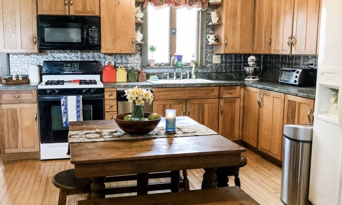 Thompson Otro | 1820’s Farmhouse near Elk Mountain Ski Resort- 2 Bed 2.5 Bath