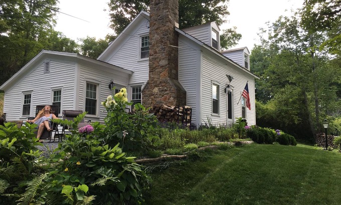 West Arlington Cabaña | 1828 Vermont Cottage pies del famoso río Battenkill
