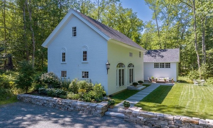 Blue Hill Otro | 1832 Carriage House, meticulously remodeled, in the center of Blue Hill