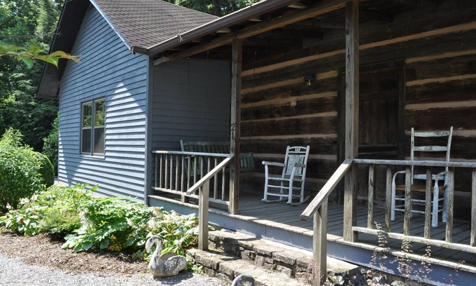 Weaverville Casa | 1850s log cabin 1 mile to downtown Weaverville 15% discount 7 days or more