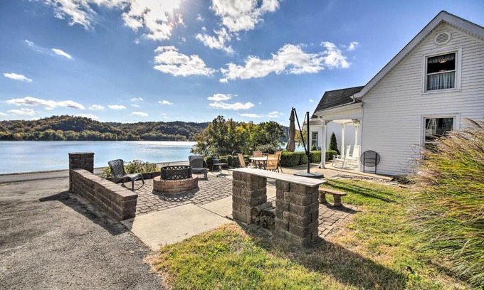 Bethlehem Casa | 1872 Bethlehem Home with View of Ohio River!