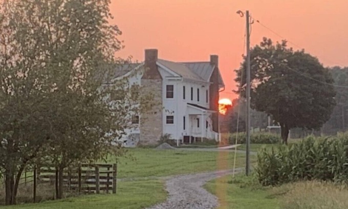 Luray Otro | 1875 FARMHOUSE completely renovated with a spectacular Blue Ridge Mountain view!