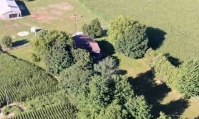 Huron East Otro | 1880 farmhouse with hottub!