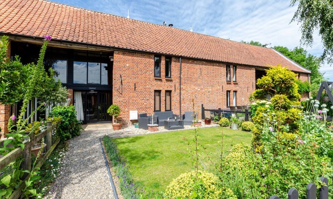 Runham Casa | Chestnut Barn Runham 1880's Barn conversion