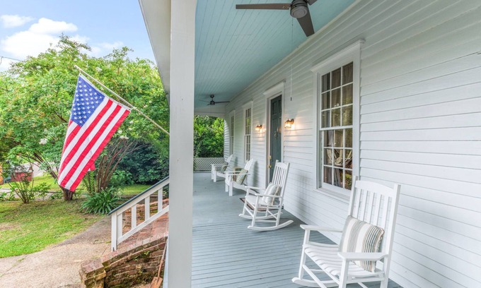 Natchez Casa | 1880's Cozy Cottage, close to Historical Downtown. Sleeps up to 6 3B3B-pets OK