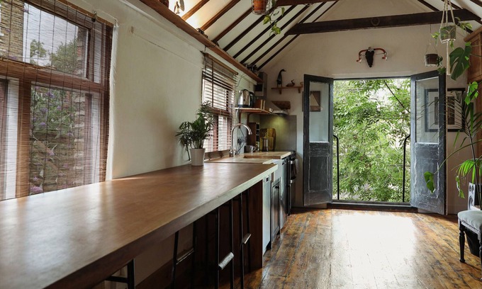 Haringey Cabaña | 1880s Coach House – Pet‑Friendly & Off-Road Parking