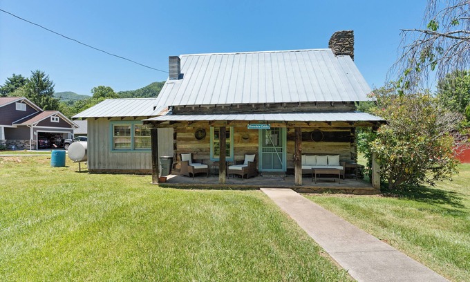 Waynesville Cabina | 1890s Cozy Log Cabin, Waynesville, Mountain Views