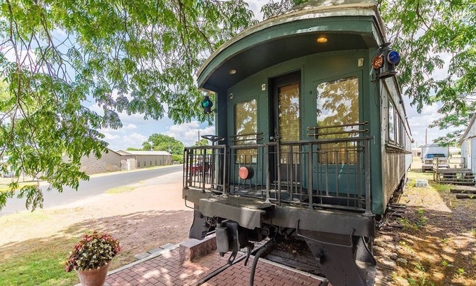 Fredericksburg Casa | 1894 Private Pullman Palace Ca 1 Bedroom Apts by Redawning