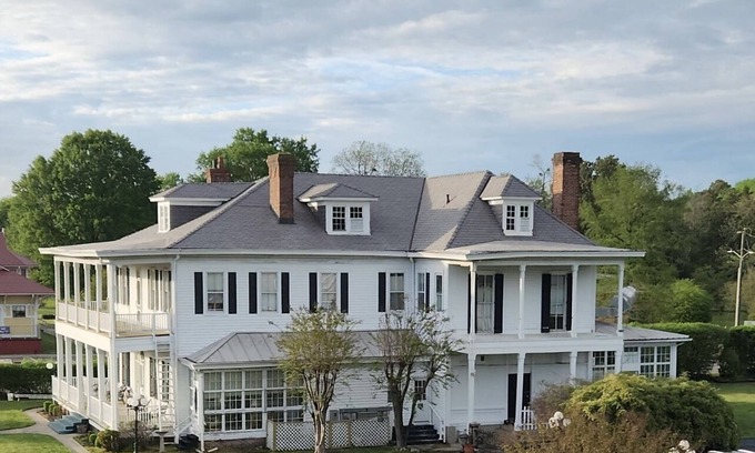 North Newport News Cama Y Desayuno | 1896 Historic Bed & Breakfast Mansion with a general store