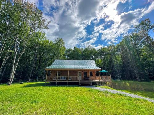 Sugar Hill Casa | 18HA Log home close to Franconia Notch privacy fire pit wifi pool gym passes