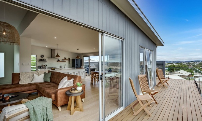 Port Elliot Casa | 19 Carnegie Luxury Linen & WiFi Walk to beach town Views