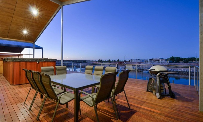 Exmouth Casa | 19 Corella Court - cubierta espaciosa con spa de natación