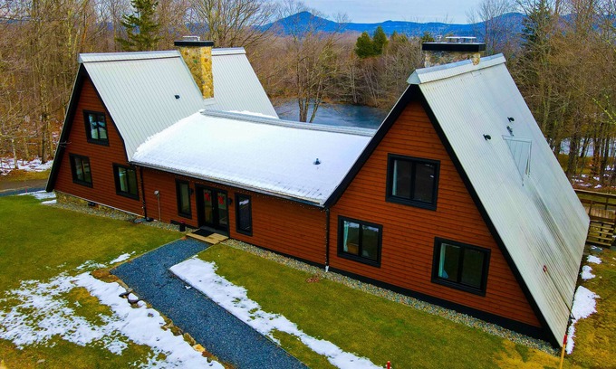 Potton Chalet De Esquí | 19 Person Grand Chalet Luxury Mountain Retreat with Stunning Views and Amenities