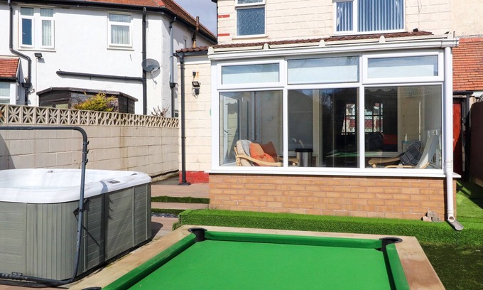 Thornton-Cleveleys Cabaña | 19 SLINGER ROAD, pet friendly, with hot tub in Thornton-Cleveleys