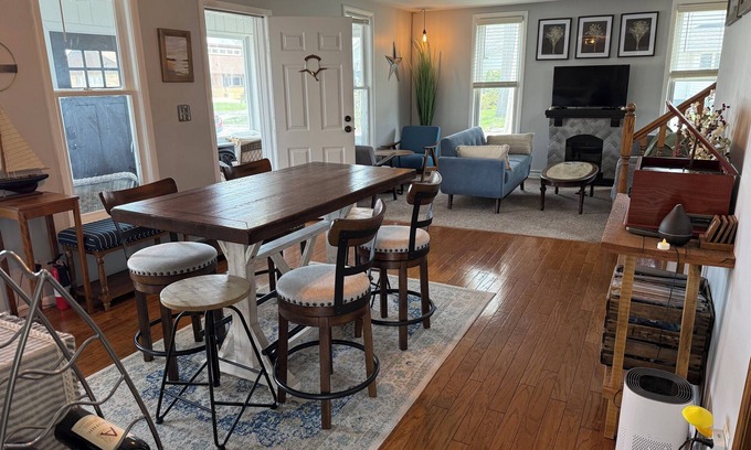 Muskegon Casa | 1902 Cottage w Muskegon Lake views, 4 bedrooms, AC WiFi, btwn beach & downtown