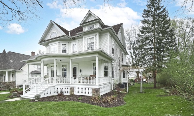 Hebron Otro | 1905 Victorian Farmhouse close to Lake Geneva.