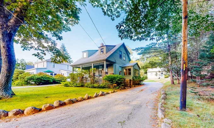 Seal Harbor Casa | 1906 Craftsman with fast WiFi, washer/dryer & nearby beach access